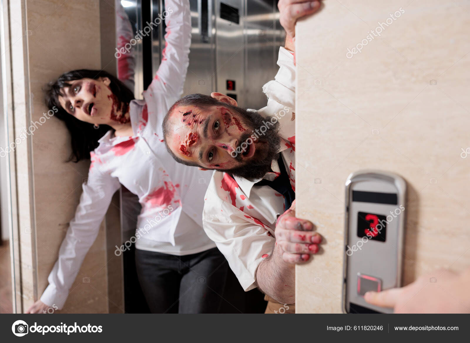 Par Caminantes Saliendo Del Ascensor Para Atacar Gente Oficina Negocios —  Foto de stock #611820246 © DragosCondreaW, image size:1600x1167