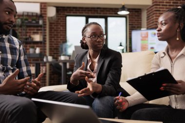 İş raporu üzerinde çalışan bir grup insan, sunumu planlamak için kubbeler hakkında bilgi ve verileri kullanıyor. Şirket araştırma projesi yaratmak için takım çalışması yapmak ve fikir üretmek.