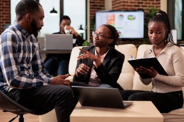 Araştırma bilgileriyle çevrimiçi sunum planlamak ve yöneticiye e-posta göndermek için kağıtlar ve dizüstü bilgisayarlardaki verileri analiz eden ofis çalışanları. Şirket rapor dosyaları oluşturmak için takım çalışması yapıyor.