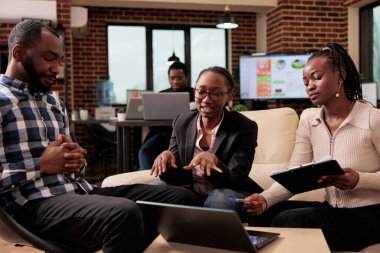 İş raporları üzerinde çalışan çalışanlardan oluşan bir ekip sunum planlamak için kubbeler hakkında bilgi ve verileri kullanıyor. Şirket araştırma projesi yaratmak için takım çalışması yapmak ve fikir üretmek.