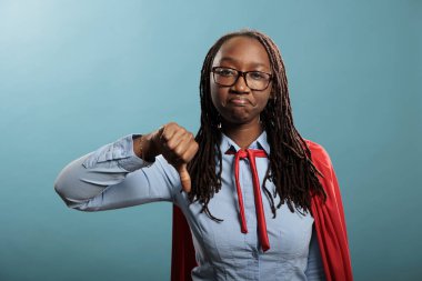 Afrika kökenli Amerikalı kudretli adalet savunucusu anlaşmazlık içinde farklı el sembolleri gösteriyor. Hayal kırıklığına uğramış genç süper kahraman kadın kameraya bakarken parmaklarını göstermiyor..