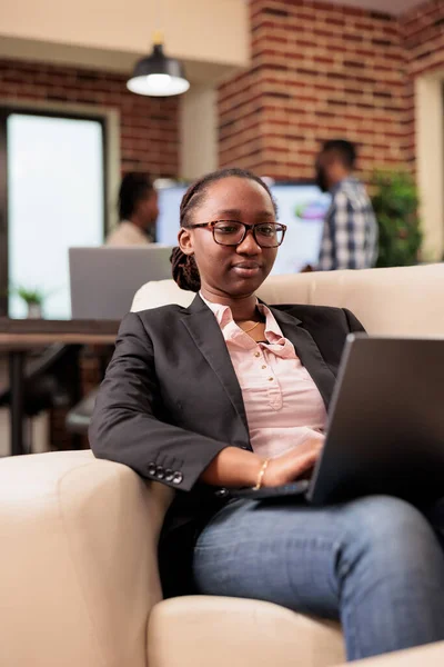 African American Project Manager Analyzing Data Laptop Using Online Research — Photo