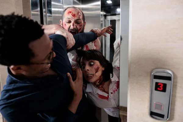 Saldırgan Zombiler Korkmuş Adama Saldırıyor Asansörü Terk Ediyor Beyin Yemek — Stok fotoğraf