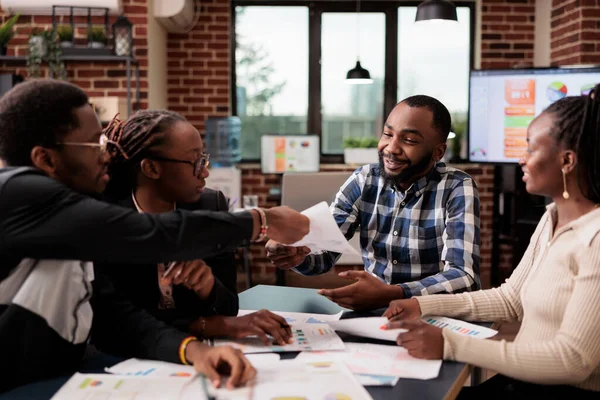 Meslektaşlardan oluşan bir ekip iş belgelerini başlangıçta inceliyor, şirket sunumunda takım çalışması yapmak için toplanıyor. Şirket raporunu planlamak için belgeler ve veri bilgileriyle çalışmak.