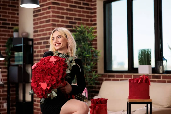 Femme Posant Avec Bouquet Roses Rouges Luxe Riant Assise Sur — Photo
