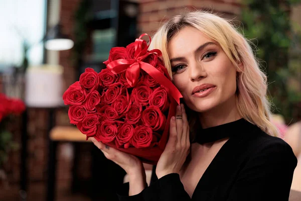 Belle Femme Tenant Des Roses Rouges Luxe Regardant Caméra Cadeau — Photo