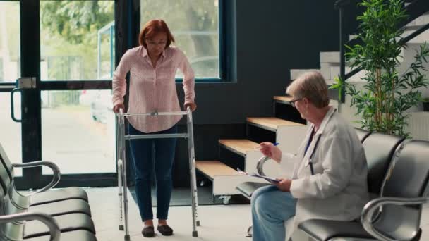 Äldre Läkare Deltar Sjukgymnastik Med Skadad Patient Gör Rehabiliteringstest Och — Stockvideo