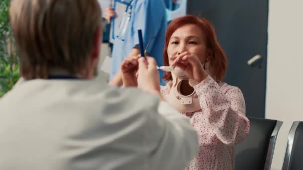 Pasien Asia Dengan Kerah Leher Melakukan Konsultasi Dengan Spesialis Melakukan — Stok Video