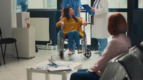 의사는 대기하고 사람들 상담하면서 사용하는 장애가 여자를 지원한다 연구소에서 환자들에게 — 비디오