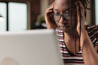 Stresli aşırı çalışan kadının migreni var, baş ağrısı semptomu çekiyor, yüzünü kapat. Bitkin düşmüş öğrenci kendini kötü hissediyor, hayal kırıklığına uğramış serbest çalışan bir bilgisayar.