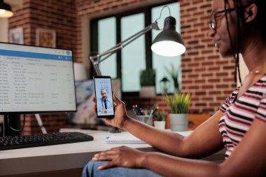 Teletıp, çevrimiçi sağlık hizmetleri, tıbbi danışma, akıllı telefondan terapistle canlı sohbet eden kadın. Hasta doktorla evden görüntülü konuşma, cep telefonu ekranında GPS.