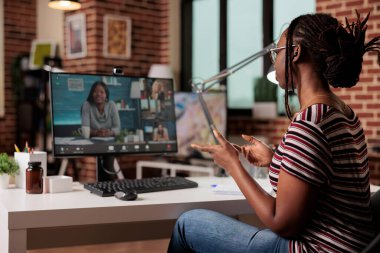 Uzaktan kumandalı bir ekiple görüntülü konuşma, tele çalışma, serbest çalışma, online beyin fırtınası, takım çalışması konsepti. Evden çalışan serbest çalışan, video konferansına katılan