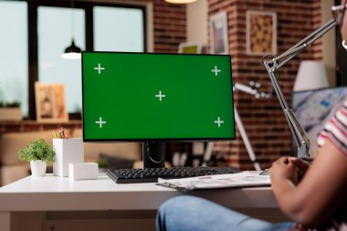 Uzaktan çalışan yeşil ekranlı bilgisayara bakıyor, bilgisayar görüntüsü oluşturun. Modern ev ofisinde çalışan serbest çalışan, çalışma masasında oturan düşünceli bir kadın Webinar 'ı seyrediyor.