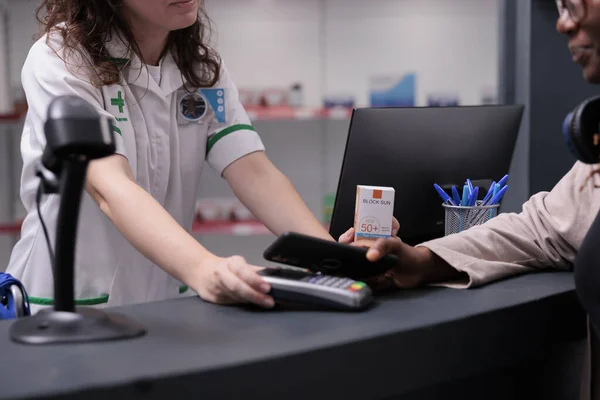 Close Customer Paying Pharmaceutical Shopping Modern Phone Pharmacy Woman Customer — Stock Photo, Image
