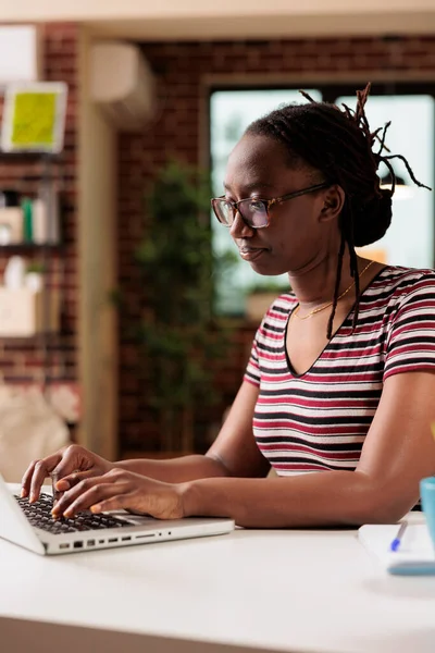Αφρο Αμερικανίδα Που Κάθεται Στο Γραφείο Της Και Δουλεύει Ένα — Φωτογραφία Αρχείου