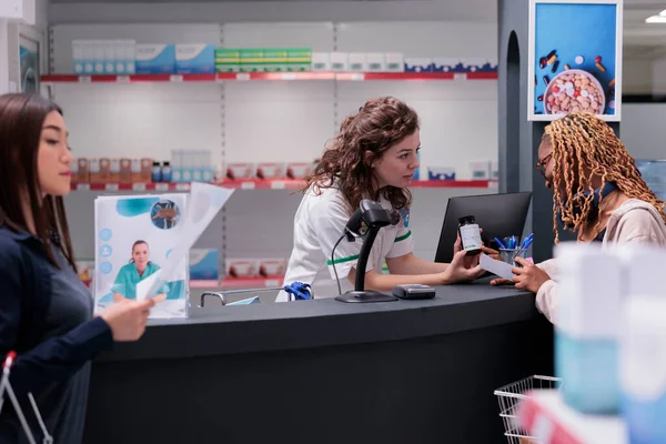 Customer Woman Asking Pharmacist Medical Advice Medical Consultation Pharmacy Client — Stock Photo, Image