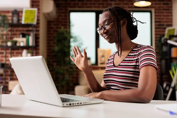 Giovane Freelance Sorridente Che Saluta Cliente Intervista Videocall Donna Che — Foto Stock