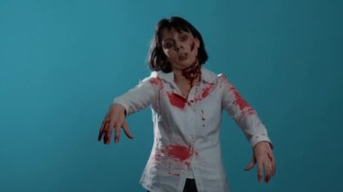 Ürkütücü korkutucu beyin yiyen canavar mavi arka planda dururken kameraya hırlıyor. Derin ve kanlı yaraları ve yıldırımlarla aydınlatılan garip görünümlü yürüyen bir ceset..