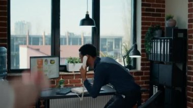 Ürkmüş iş adamı acil servisi aramamış ve hastalıklı zombilerden kaçmaya başlamış. Apocalypse kurtulan ofis çıkışına koştu animasyon beyin yiyen yürüyen ölüler tarafından kovalanırken.