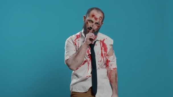 Cichy Przerażający Zombie Robi Cichy Dyskretny Gest Niebieskim Tle Niebezpieczne — Wideo stockowe