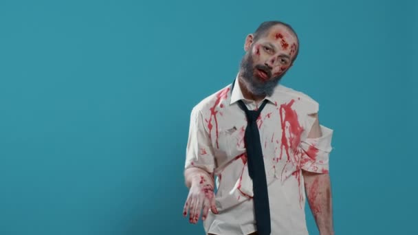 Zombie Espeluznante Con Profundas Sangrientas Cicatrices Pie Sobre Fondo Azul — Vídeo de stock