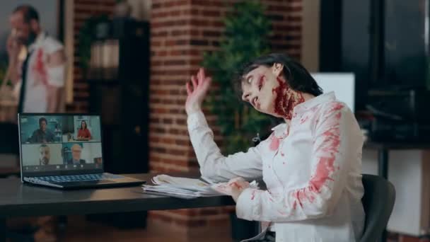 Strasznie Wyglądający Biurowy Zombie Machający Ręką Wideokonferencji Laptopie Straszny Zły — Wideo stockowe
