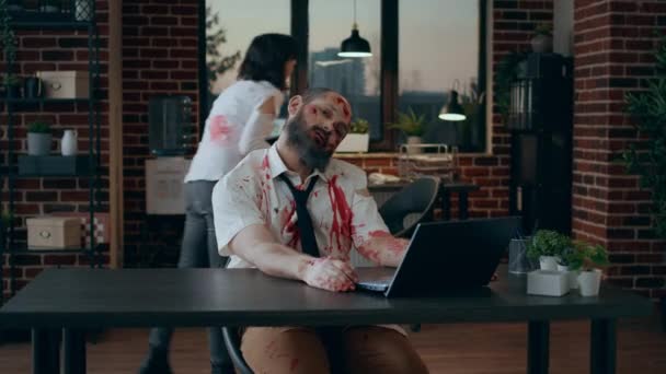 Bezmyślne Zombie Jedzące Mózgi Pracujące Laptopie Uśmiechające Się Przerażające Przed — Wideo stockowe
