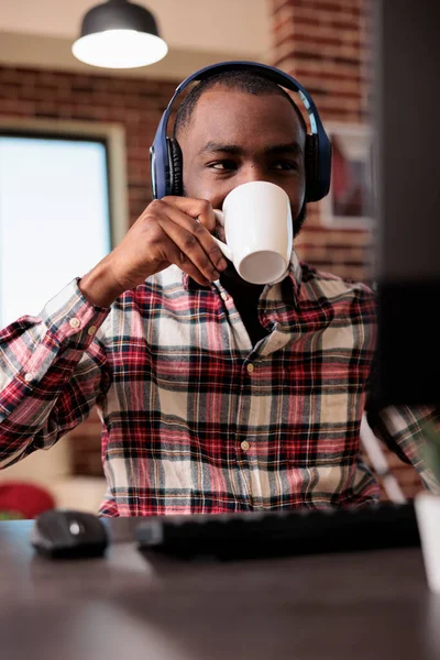 Jovem Adulto Trabalhando Casa Computador Ouvir Música Podcast Show Line — Fotografia de Stock