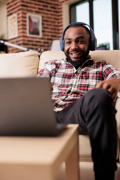 Jovem Adulto Trabalhando Ouvindo Música Fones Ouvido Usando Laptop Para — Fotografia de Stock