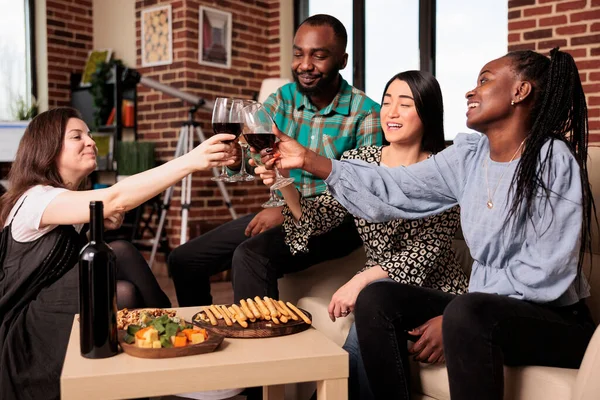 문화적으로 여성들 소파에 와인을 마시며 건배를 윤리적으로 사람들 즐기고 막대기를 — 스톡 사진