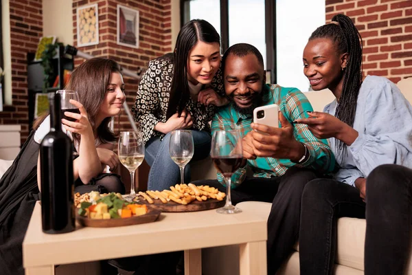 Pessoas Grupo Nacionalidade Diversa Olhando Para Tela Smartphone Sorrindo Rindo — Fotografia de Stock