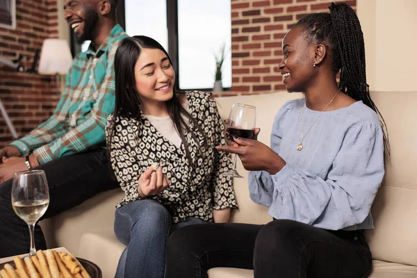 Nacionalidades Culturais Diversas Etnias Mulheres Casal Conversando Conversando Discutindo Alegremente — Fotografia de Stock