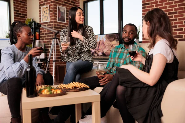 문화적으로 여성들 와인을 마시고 아프리카 미국인 먹는다 국적의 파트너들 대화하고 — 스톡 사진