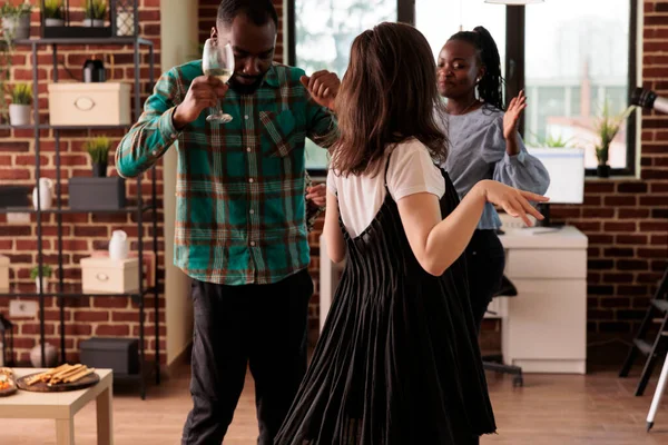 非洲裔美国人夫妇在不同的朋友聚会上跳舞 在年轻的白人女孩的陪伴下享受社交生活 不同民族的人喝酒 — 图库照片
