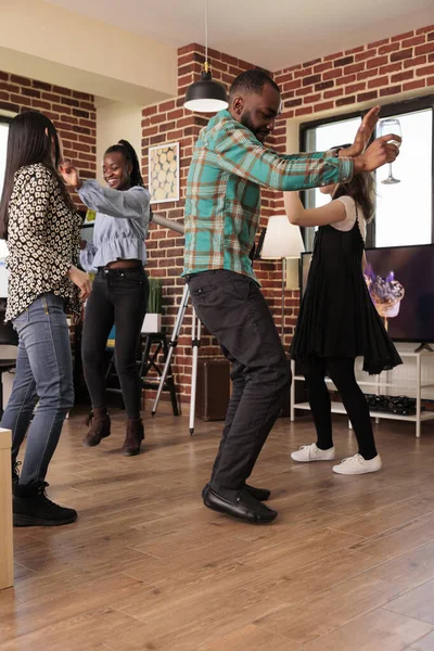 年轻的非洲裔美国男子在不同种族的人聚会 团聚时跳竖向舞 不同民族的朋友聚在一起喝酒 享受友情 — 图库照片