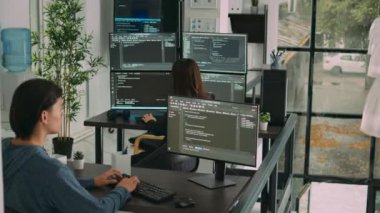 Html betiği ve yapay zeka üzerinde çalışan çeşitli veritabanı geliştiricileri terminaldeki kodu analiz ediyor. Sistem mühendisleri uygulama geliştirme arayüzü hakkında konuşuyor.
