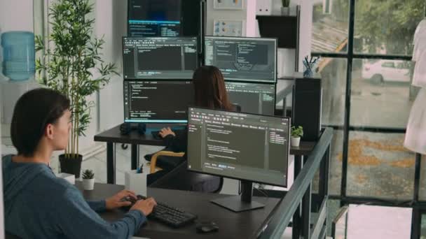 ターミナルウィンドウ上のコードを分析し Htmlスクリプトや人工知能を扱うデータベース開発者の多様なチーム システムエンジニアがアプリ開発インターフェースについて語る — ストック動画