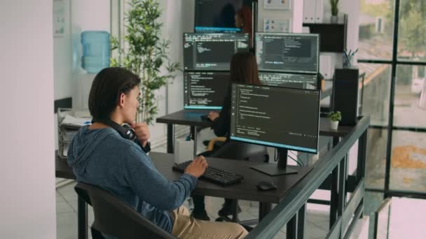 亚洲的软件工程师使用服务器代码编写安全程序 在电脑屏幕上输入系统信息 数据库程序员用算法编写代码 它的语言 — 图库视频影像
