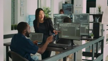 Çeşitli programcılar veritabanını kodladıktan sonra bulut hesaplama başarısını kutlayarak beşlik hareketi yapıyorlar. Yazılım dili ile başarılı bir güvenlik duvarı sunucusu geliştirme.