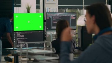 Terminal penceresinde yeşil ekrana ve koda bakan kadın programcı ofisinde kromakey ekran ve html betikle çalışıyor. Yazılım geliştirme üzerinde izole edilmiş kopyalama uzayı kullanılıyor. Üçayak atışı.
