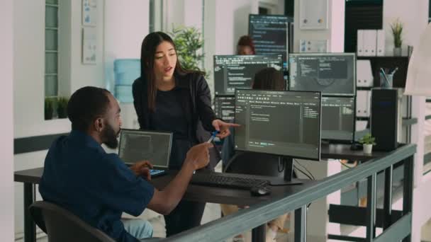 Equipe Programadores Diversos Fazendo Gestos Highfive Após Codificação Banco Dados — Vídeo de Stock