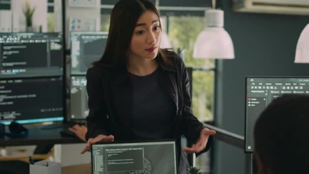 Asiatischer Datenbankprogrammierer Der Die Softwareentwicklung Mit Servercode Erklärt Indem Laptop — Stockvideo