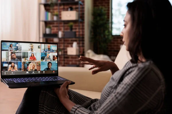 Funcionário Feminino Participando Reunião Videocall Online Conversando Com Pessoas Videoconferência — Fotografia de Stock