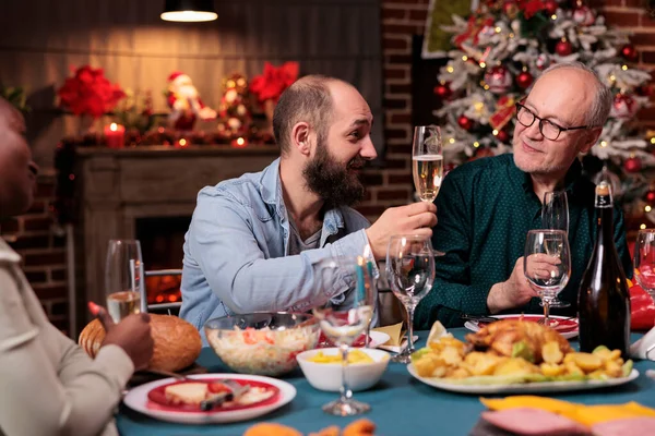 Férfi Karácsonyi Pirítóst Javasol Kívánságokat Mond Ünnepi Vacsorán Poharat Tart — Stock Fotó