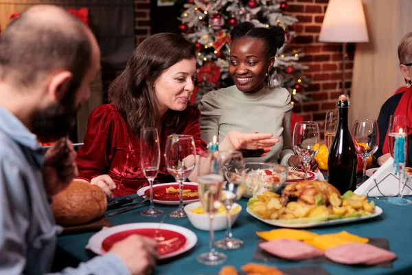 Különböző Barátok Beszélgetnek Karácsonyi Partin Nők Beszélgetnek Ünnepi Vacsoraasztalnál Emberek — Stock Fotó