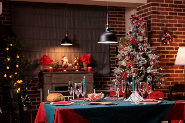 Disposizione Del Tavolo Grande Natale Bel Posto Decorato Luci Candela — Foto Stock