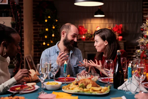 Casal Conversando Festa Natal Família Conversando Mesa Jantar Festiva Comendo — Fotografia de Stock