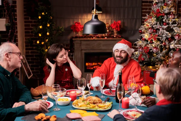 Férfi Télapó Jelmezben Ünnepli Karácsonyt Családjával Pezsgőt Iszik Ünnepi Vacsorán — Stock Fotó