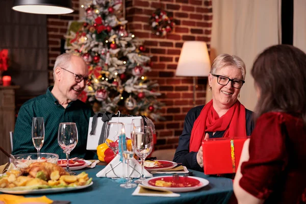 Familie Tauscht Weihnachtsgeschenke Festlicher Tafel Aus Feiert Weihnachten Zusammen Isst — Stockfoto