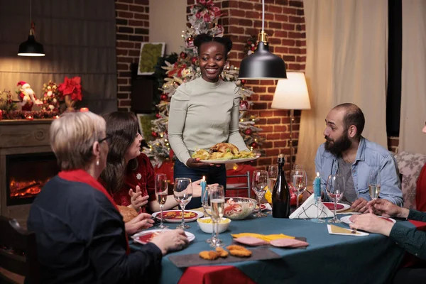 Család Együtt Ünnepli Karácsonyt Mosolygó Hagyományos Ünnepi Sült Csirkét Tart — Stock Fotó